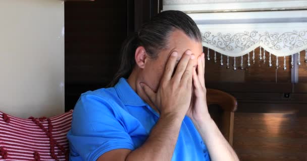 Portrét bolestivé Střední dospělý muž s silná bolest hlavy - Záběry, video