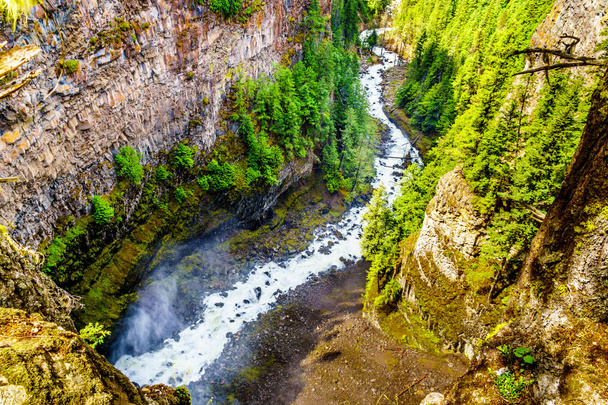 Spahats patak, átfolyik a kanyon, jobb után a Spahats esik a kutak szürke tartományi Park Clearwater, British Columbia, Kanada - Fotó, kép