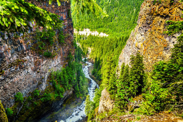 Spahats Creek stroomt door de canyon direct na de Spahats Falls in Wells Gray Provincial Park in Clearwater, British Columbia, Canada - Foto, afbeelding