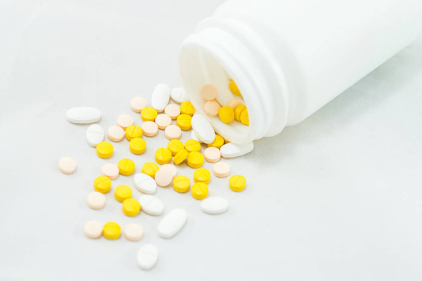 Médicaments. Pilules et capsules isolées sur fond blanc
. - Photo, image