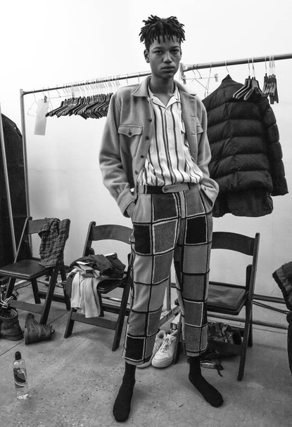 NEW YORK, NY - 05 février 2018 : Un mannequin pose dans les coulisses avant la présentation Bode lors de la Fashion Week Homme F / W 2018 de New York
 - Photo, image