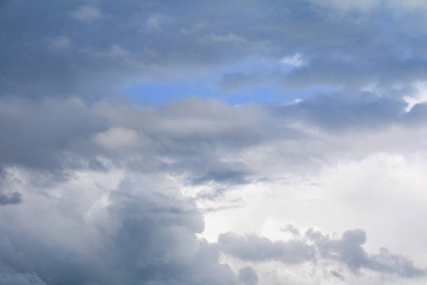 blauwe lucht met grote wolk en de raincloud, de kunst van de prachtige natuur en de kopie ruimte voor tekst toevoegen - Foto, afbeelding