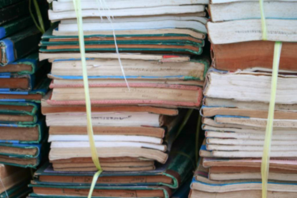 Размытый фокус со стопкой подержанных старых книг в школьной библиотеке
 - Фото, изображение