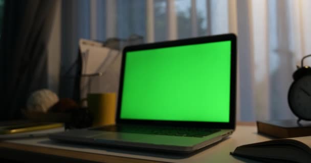 Φορητός υπολογιστής με πράσινη οθόνη. Σκοτεινή γραφείου. Η Ντόλυ στο. Ιδανική για να βάλετε τη δική σας εικόνα ή ένα βίντεο. Πράσινη οθόνη τεχνολογίας που χρησιμοποιείται. Chroma Key laptop - Πλάνα, βίντεο