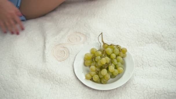 Beautiful young woman eats grape - Metraje, vídeo