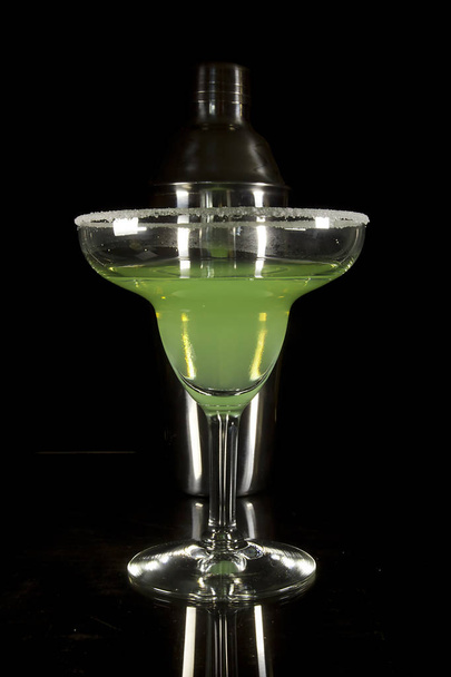 Classic Margarita Cocktail on a Black Reflective Surface - Фото, зображення
