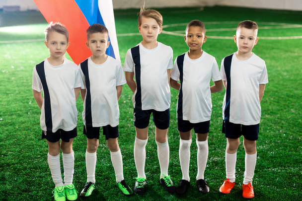 Joukkue vähän jalkapallon mestareita Venäjän seisoo vihreällä kentällä
 - Valokuva, kuva