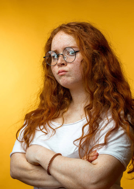 Vörös hajú nő negatív emberi arckifejezéssel. - Fotó, kép