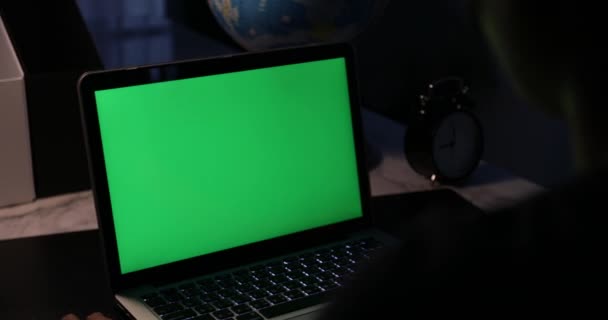 Sobre a visão do ombro de digitar e assistir no computador. Tela verde da tecnologia a ser usada. Chroma Key laptop
. - Filmagem, Vídeo