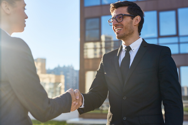 Успешный агент или брокер здоровается с клиентом рукопожатием после подписания контракта
 - Фото, изображение