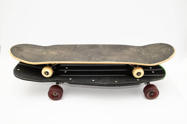 Schwarzes Vintage-Skateboard auf weißem Hintergrund - Foto, Bild