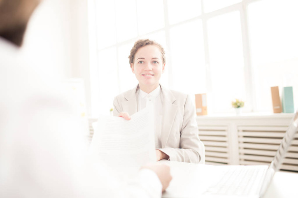 Επιχειρηματίας που δείχνει μια σύμβαση για τον σύντροφό της, κατά τη διάρκεια μιας σύσκεψης - Φωτογραφία, εικόνα
