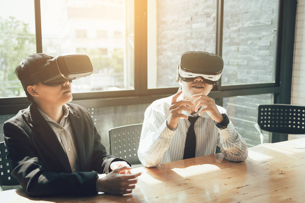 A virtuális valóság fejhallgatók-ban a hivatal két üzleti-személyek. - Fotó, kép