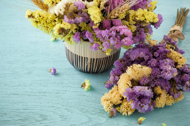 Blumenstrauß auf blauem Holztisch Hintergrund - Foto, Bild
