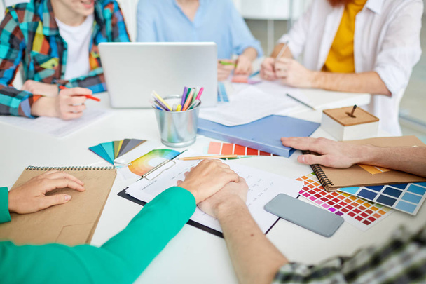 Крупный план бизнес-команды, работающей с цветными образцами за столом
 - Фото, изображение