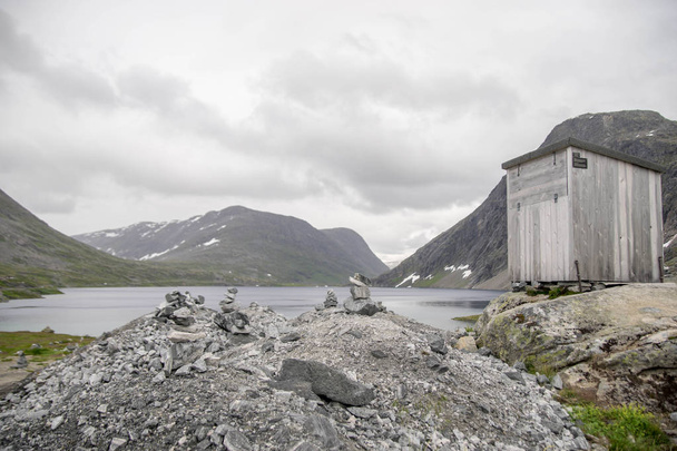 Holz kleine Toilette im Nirgendwo Lage des Norwegischen Berges - Foto, Bild