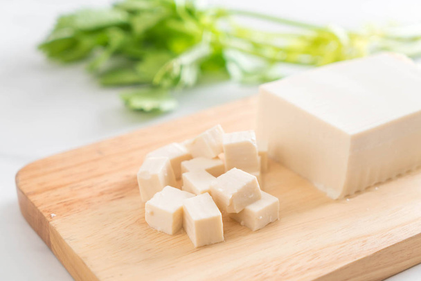 Würfel-Tofu auf Holzbrett Hintergrund - Foto, Bild