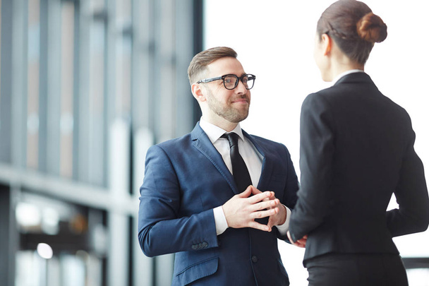 selbstbewusster Agent im Anzug hört sich den Wunsch seines Kunden an, während er das Geschäftsangebot diskutiert - Foto, Bild