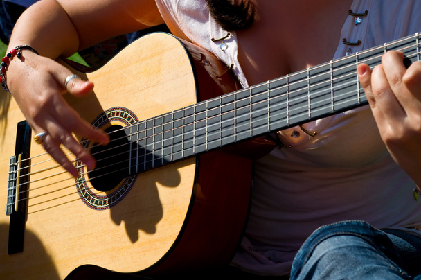 Girl plays a guitar - Foto, imagen
