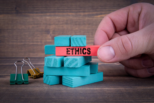 Conceito de negócio de ética com blocos de madeira
 - Foto, Imagem