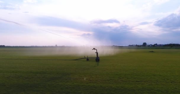 Bewässerungssystem zur Bewässerung eines landwirtschaftlichen Feldes. Ansicht schließen - Filmmaterial, Video