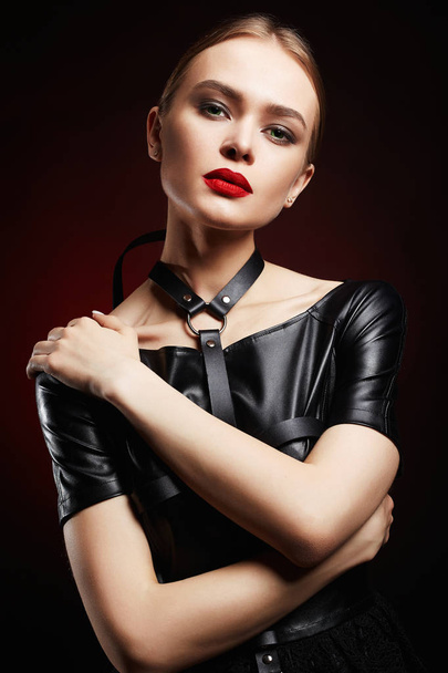 sexy Belle jeune femme en cuir. beauté maquillage fille, lèvres rouges, ceinture d'épée
 - Photo, image