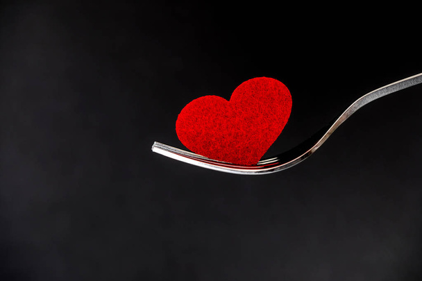 forma di cuore rosso in argento forchetta, romanticismo amore pranzo o salute concetto di cura del cuore
 - Foto, immagini