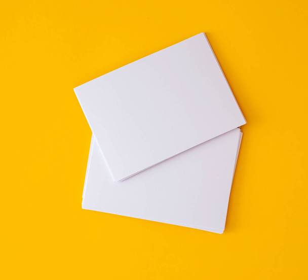 bir yığın mockup boş beyaz iş kartı canlı sarı zemin üzerine, tasarım marka iş için şablon - Fotoğraf, Görsel