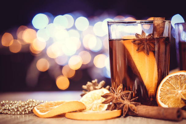 Svařované víno v noci na oslavu Nového roku a lahodný vánoční nápoj na podzim a zimu - Fotografie, Obrázek