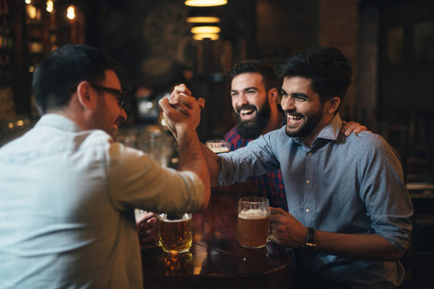 Faceci w pubie picie piwa - Zdjęcie, obraz