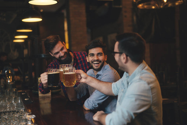 die Jungs in der Kneipe trinken Bier - Foto, Bild