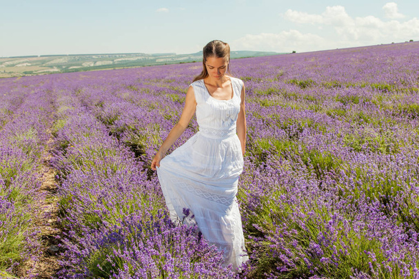 A girl is walking in a lavender field - Foto, immagini