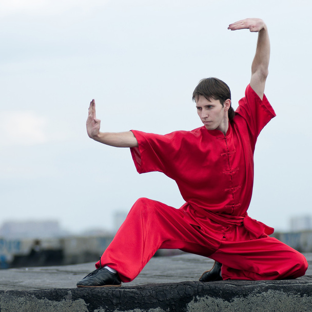 Wushoo man in red practice martial art - Foto, Bild