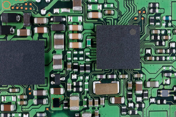 Microchips y microcircuitos con pasadores de bola se instalan en un moderno fondo de placa de circuito electrónico. SUper macro estudio techno concepto
 - Foto, imagen