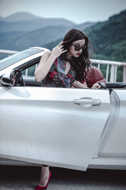 Moda piękny portret młodej kobiety w eleganckiej sukni odkryty w samochodzie cabriolet - Zdjęcie, obraz