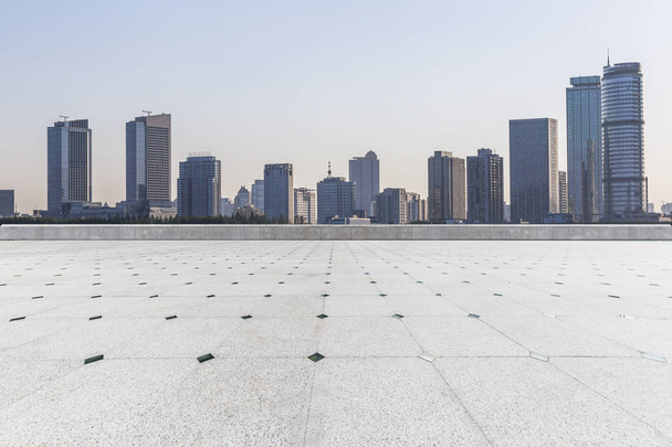 Panoraama horisonttiin ja moderni liike toimistorakennukset tyhjä tie, tyhjä betoni neliö lattia - Valokuva, kuva