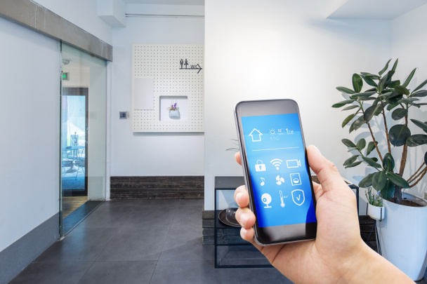 mobiele telefoon met smart home app in de moderne woonkamer - Foto, afbeelding