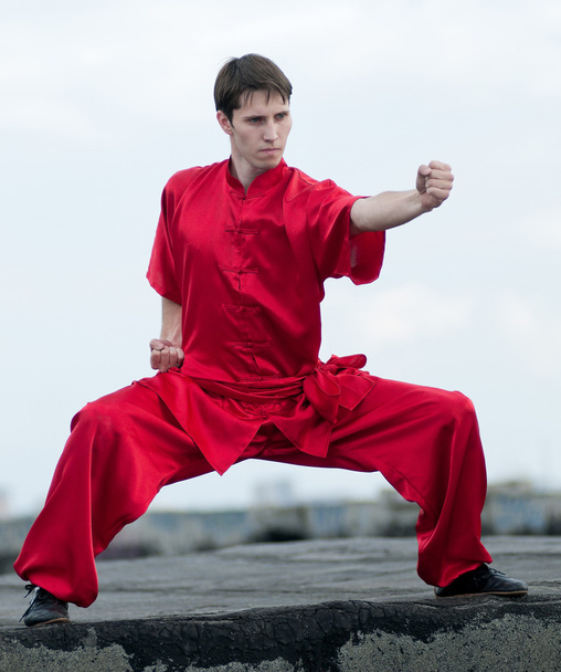 Wushoo man in red practice martial art - Foto, afbeelding