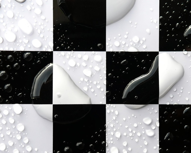 waterdruppels op schaakbord - Foto, afbeelding