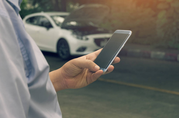 Азіати використовувати смартфонів, щоб отримати допомогу після розбивається автомобіля в жаркий день. перевезення концепції. - Фото, зображення