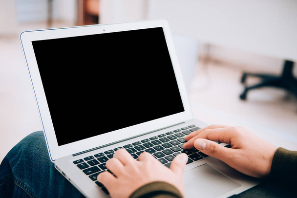 Manos de hombre escribiendo en el ordenador portátil o computadora con pantalla en blanco negro en la oficina. Imagen del concepto de tecnología
 - Foto, Imagen