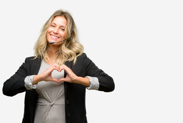 Nuori nainen operaattori puhelinkeskus onnellinen osoittaa rakkautta kädet sydämen muotoinen ilmaista terve ja avioliitto symboli
 - Valokuva, kuva