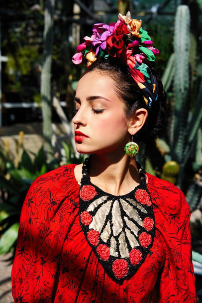 Portrait of gorgeous young woman in stylish floral headdress - Foto, imagen