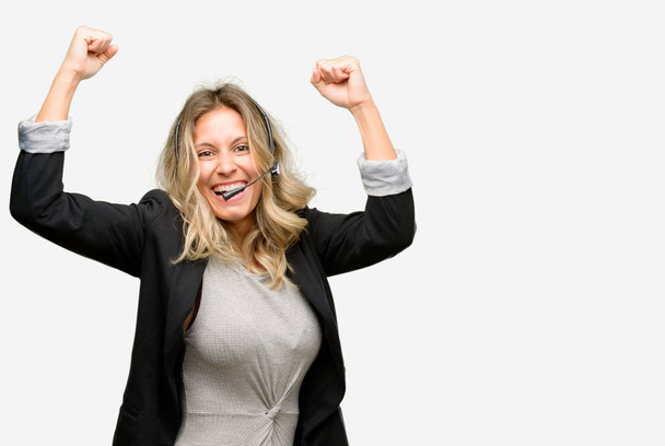 Młoda kobieta operatora z call center szczęśliwy i podekscytowany docenianie zwycięstwo wyrażając wielki sukces, mocy, energii i pozytywnych emocji. Świętuje Nowy zadanie radosny - Zdjęcie, obraz