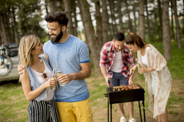 Gruppo di giovani che si godono una festa barbecue nella natura
 - Foto, immagini