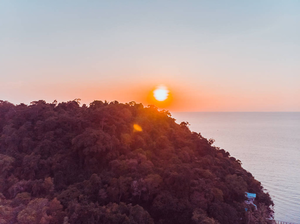 Luftaufnahme von Meer und Strand mit Kokospalme auf Insel bei Sonnenuntergang - Foto, Bild