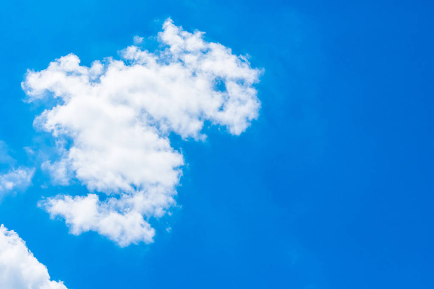 Красивое белое облако на голубом фоне неба
 - Фото, изображение
