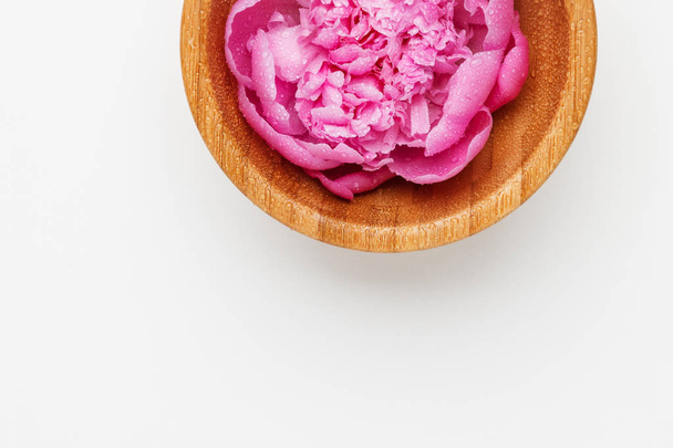Peony in a bamboo bowl on a white background - Foto, afbeelding
