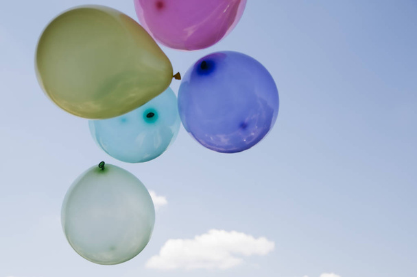 Beaucoup de ballons colorés volent dans le ciel
 - Photo, image