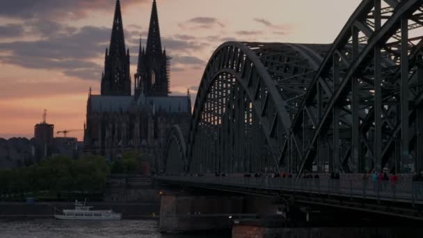 Statische clip van Hohenzollernbrucke en de Dom van Keulen bij zonsondergang in Duitsland  - Video